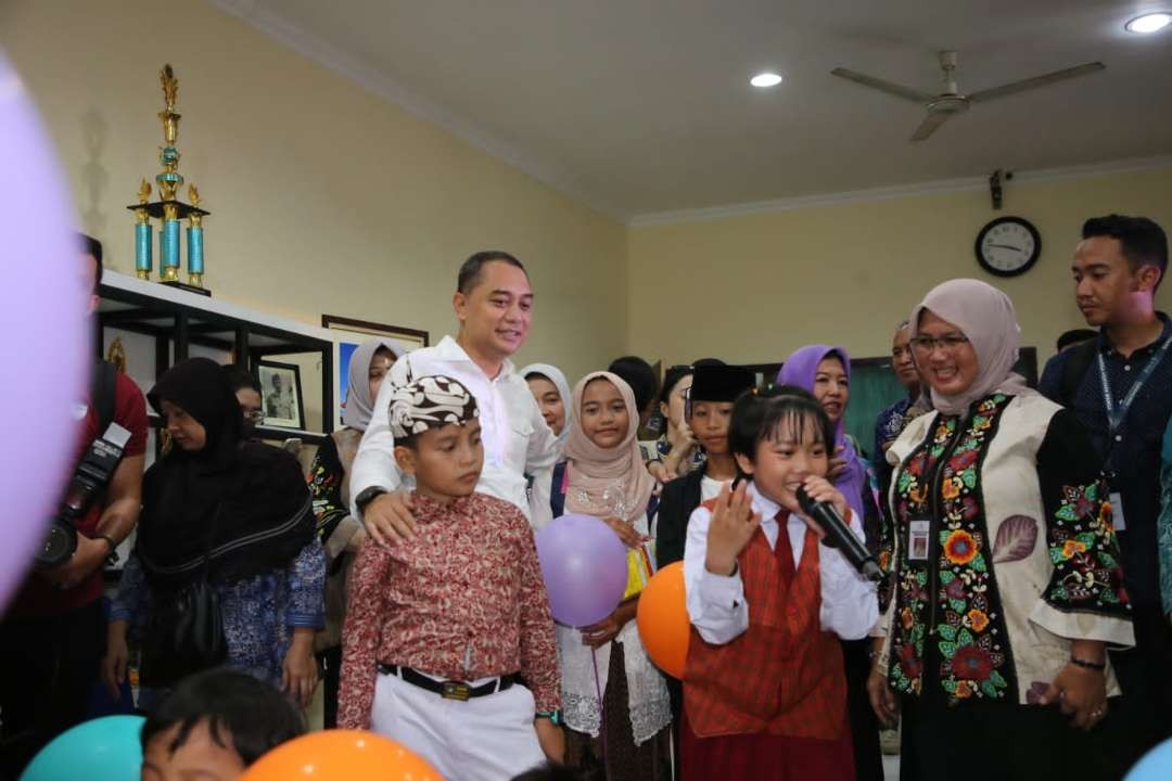 Walikota Surabaya Eri Cahyadi bersama anak-anak, saat acara peresmian Sudut Baca Balai RW, yang dilaksanakan di Balai RW 7, Kelurahan Karah, Kecamatan Jambangan, pada Jumat 8 Maret 2024 sore. (Foto: Humas Pemkot Surabaya)