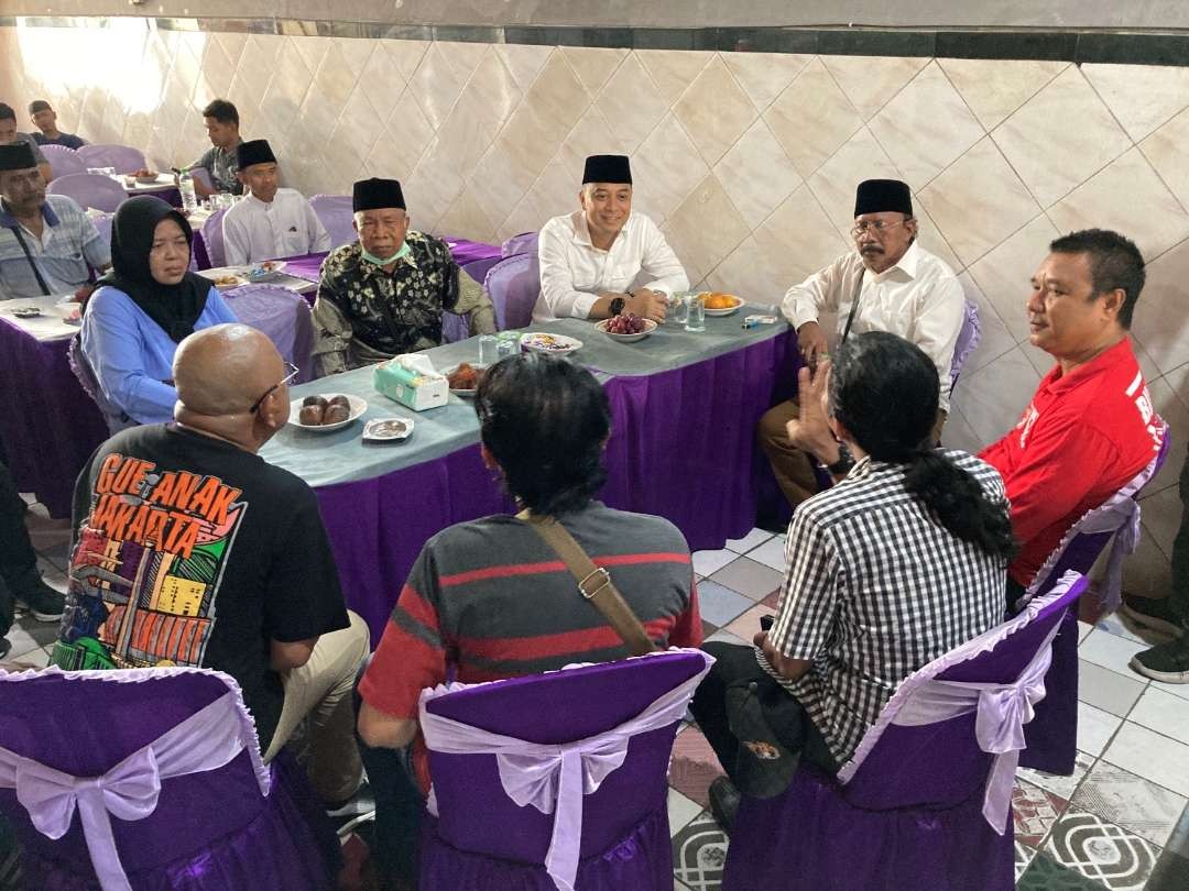 Walikota Surabaya Eri Cahyadi bersama jajarannya, saat melakukan pertemuan dengan tokoh masyarakat Semampir, Jumat 8 Maret 2024. (Foto: Humas Pemkot Surabaya)