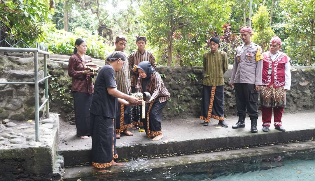 Awali Hari Jadi ke-1220, Pemkab Kediri mengambil air dari 7 sumber yang syarat filosofi. (Foto: Istimewa)
