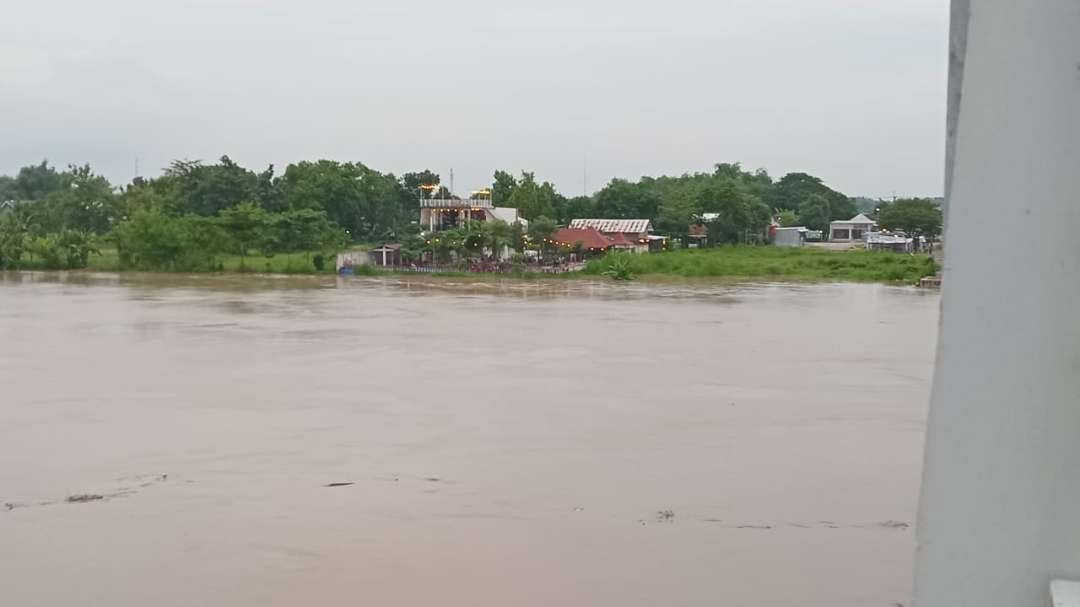 Sungai Bengawan Solo yang mengalir di Bojonegoro meluap pada Minggu 10 Maret 2024. Foto diambil dari Jembatan Sosrodilogo, Kota Bojonegoro. (Foto: sujatmiko/ngopibareng.id)