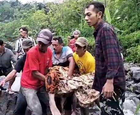 Warga mengevakuasi jenazah Sudri di Sungai Pancarglagas, Kecamatan Pakuniran, Kabupaten Probolinggo. (Foto: Ikhsan Mahmudi/Ngopibareng.id)