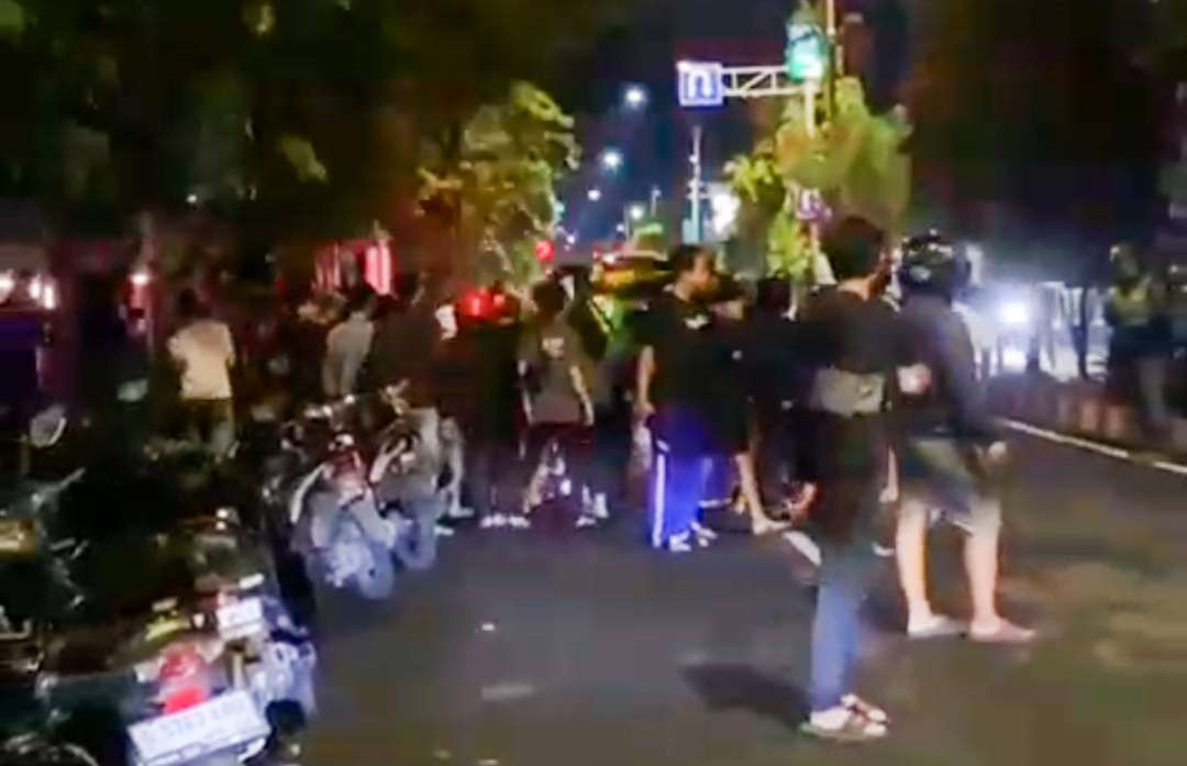Kerumunan warga yang melintas saat melihat korban tergeletak di tengah jalan. (Foto: Tangkapan layar video amatir warga)