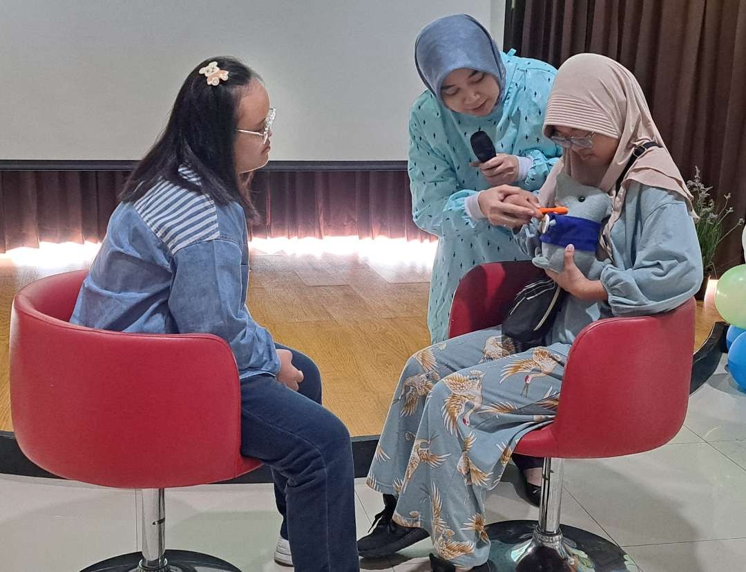 Dokter RSIA Kendangsari MERR saat mengajarkan anak berkebutuhan khusus menggosok gigi secara benar. (Foto: Pita Sari/Ngopibareng.id)