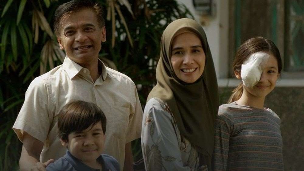 Kesabaran keluarga di film drama Titip Surat untuk Tuhan. (Foto: Instagram)