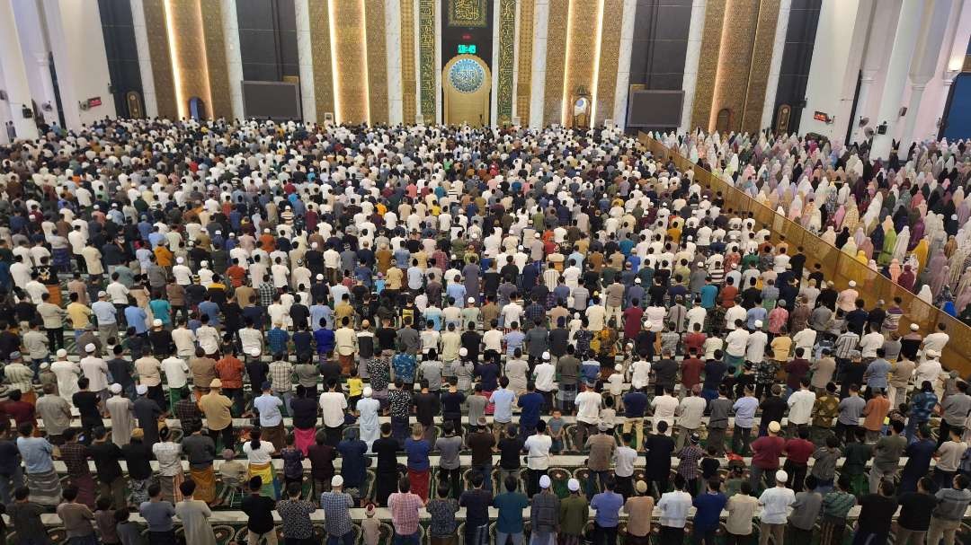 Belasan ribu jemaah memenuhi area dalam Masjid Nasional Al-Akbar, Gayungan, Surabaya, pada hari pertama ibadah salat tarawih, Senin 11 Maret 2024. (Foto: Julianus Palermo/Ngopibareng.id)
