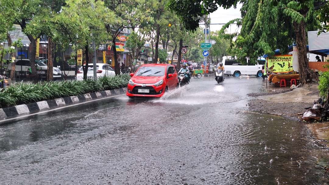 Suasana Jalan Karang Menjangan, Gubeng, Surabaya, yang tergenang saat musim hujan beberapa waktu lalu. (Foto: Julianus Palermo/Ngopibareng.id)