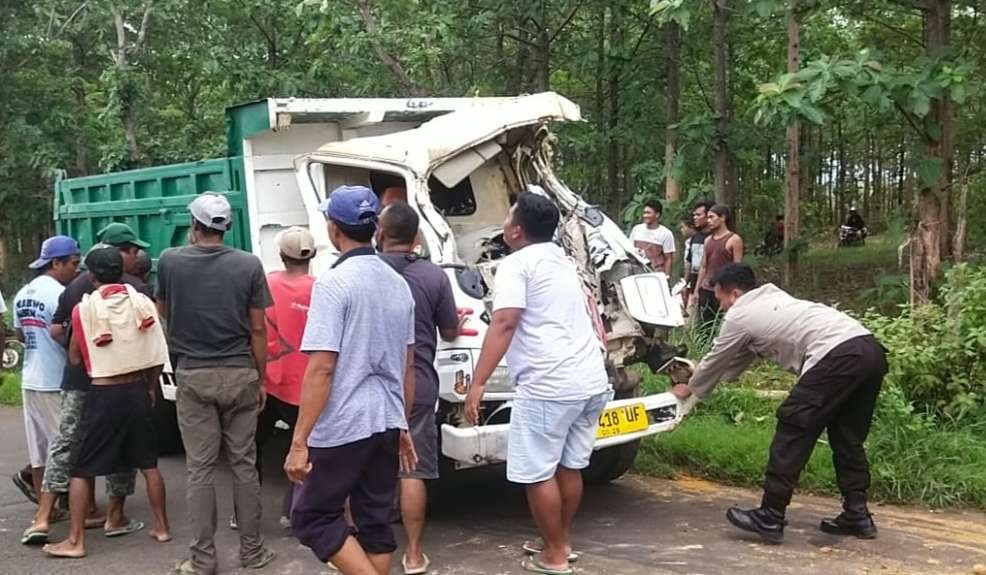 Kondisi dump truck usai terlibat kecelakaan di jalan Merakurak-Montong. (Foto: Dok Polres Tuban)