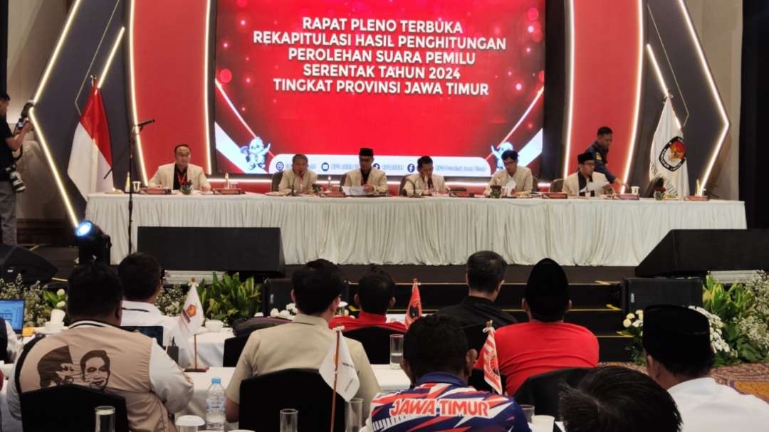Suasana proses rekapitulasi suara KPU Jatim di Surabaya, Minggu 10 Maret 2024 malam. (Foto: Fariz Yarbo/Ngopibareng.id)