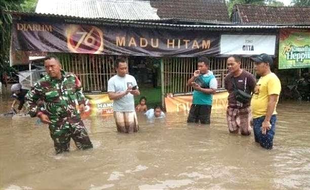 Banjir ketinggian air 50 cm dari luapan sungai merendam Desa Gelung Kecamatan Panarukan Situbondo.(Foto: Dokumen Desa Gelung Panarukan)