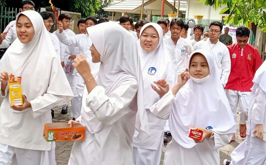 Pelajar SMP Islam Al Azhar Jakarta menyambut Ramadan dengan menyapa warga di sekitar sekolah ( foto: Asmanu Sudarso/ngopibareng.id)