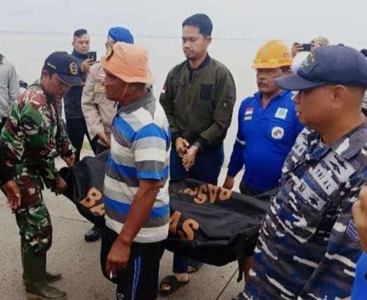 Jenazah Muhammad Allivan, nelayan yang hilang saat melaut dievakuasi petugas gabungan di Pelabuhan DABN, Kota Probolinggo. (Foto: Ikhsan Mahmudi/Ngopibareng.id)
