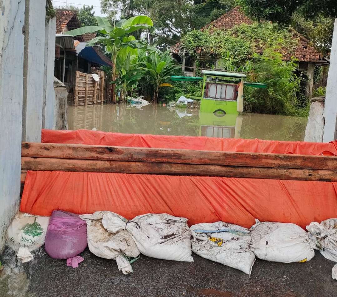 Tanggul di Kecamatan Babat mulai dipasang doorlat (tanggul darurat), pasar dalam sak (Foto : Istimewa)