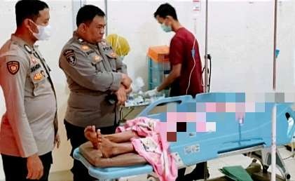Ibu rumah tangga di Situbondo nekat percobaan bunuh diri mendapat perawatan medis di rumah sakit.(Foto: Dokumen Polsek Kapongan Situbondo)