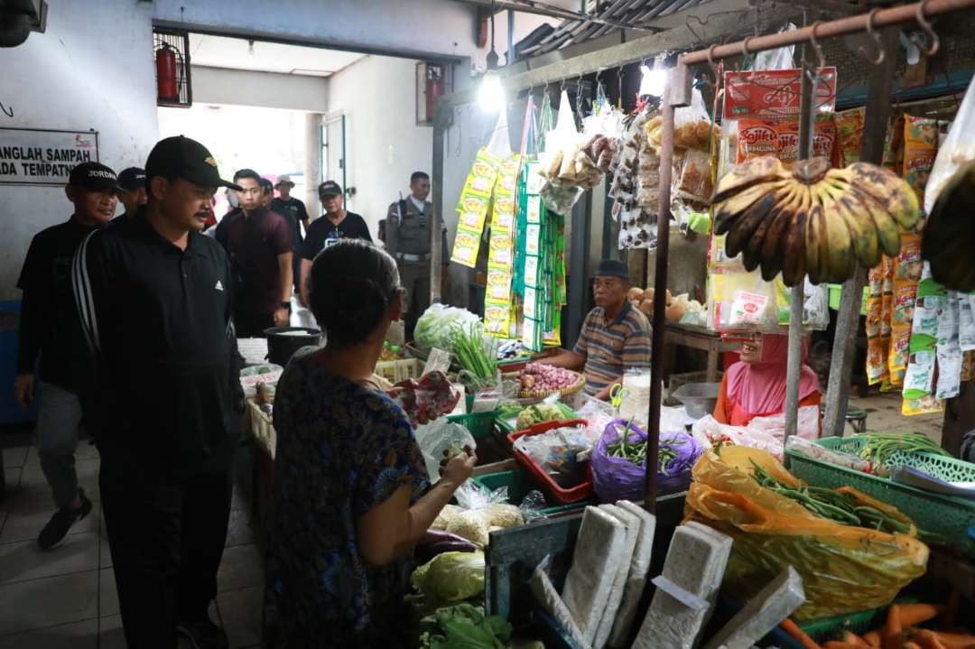Walikota Madiun, Maidi keliling sejumlah pasar tradisional di antarnya di Pasar Kojo pada awal Ramadan Senin 11 Maret 2024. (Foto: dok. kominfo)
