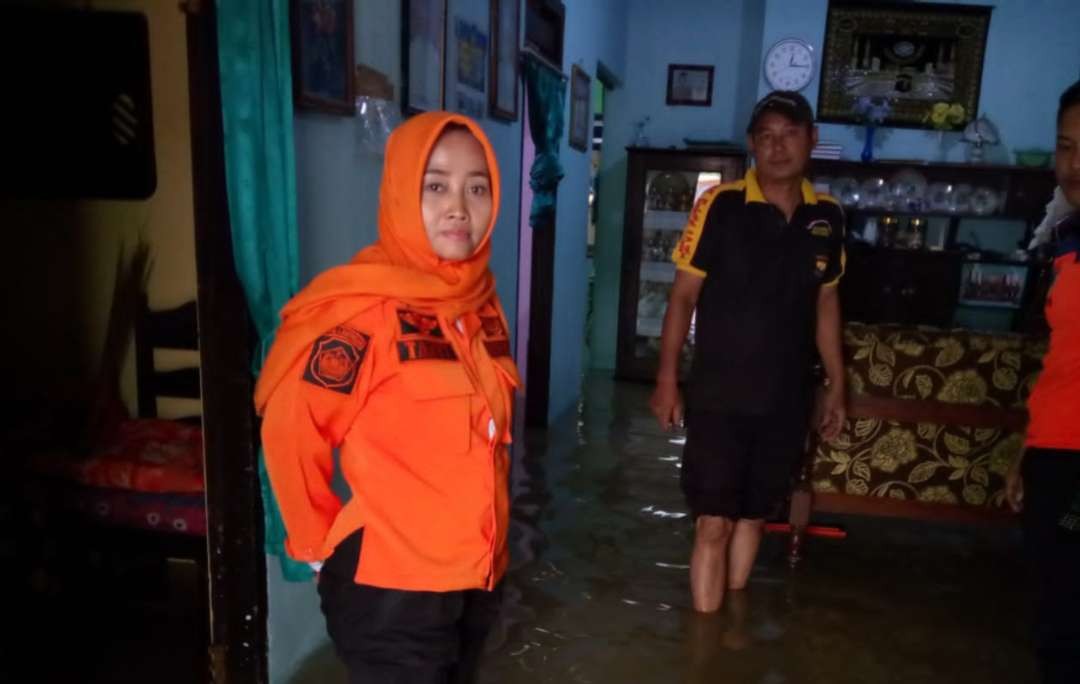 Petugas BPBD Lamongan sedang melakukan pantauan dan pendataan korban banjir akibat luapan Bengawan Solo (Foto :Istimewa)