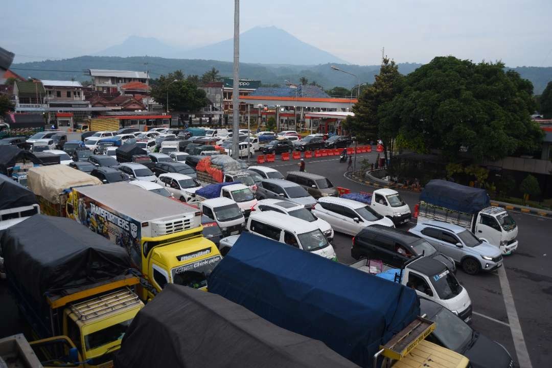 Antrean kendaraan di area parkir pelabuhan Ketapang Selasa pagi (foto: istimewa)
