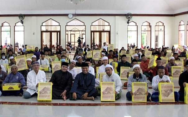Sebanyak 270 penerima paket takjil kurma masing-masing 10 kg dibagikan Ponpes Al Ishlah Bondowoso menyambut Ramadan 1445 H. (Foto:Guido/Ngopibareng.id)