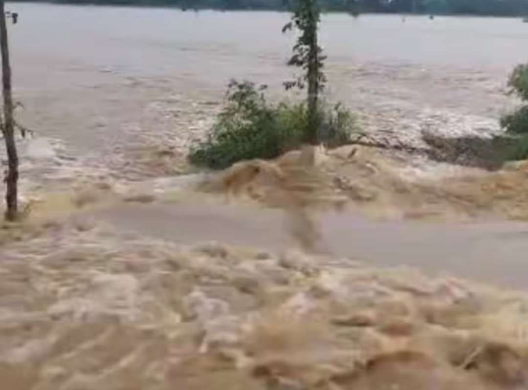 Banjir kepung tiga kabupaten di Pulau Madura, Jawa Timur, sejak Selasa 12 Maret 2024 siang. (Foto: Tangkapan layar video)