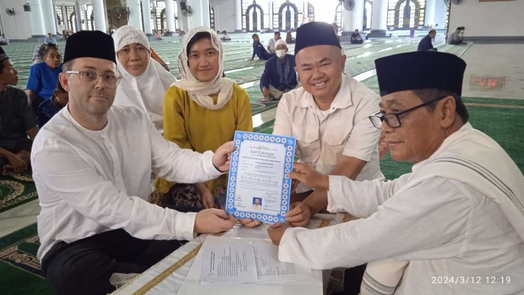 Timothy John Rogerson, WNA asal Australia mualaf di hari pertama Ramadan di Masjid Nasional Al Akbar Surabaya. (Foto: Dokumentasi MAS)