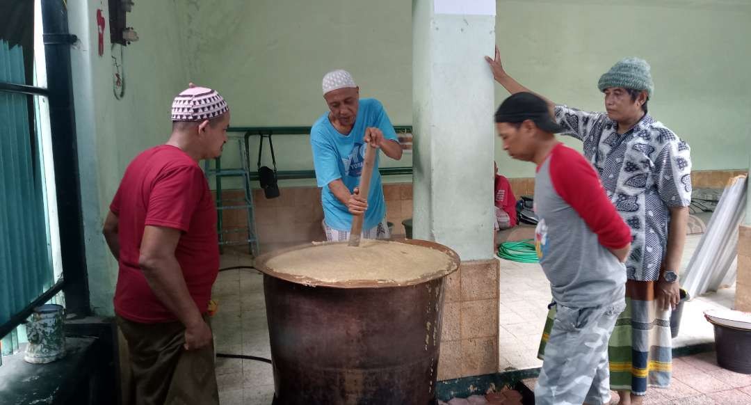 Proses pembuatan bubur Muhdhor khas Tuban (Foto: Khoirul Huda/Ngopibareng.id)