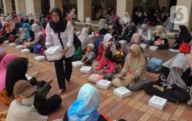 Pembagian nasi kotak untuk buka puasa di Masjid Istiqlal. (Foto: Asmsnu Sudarso/Ngopibareng.id)
