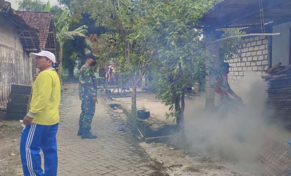 Anggota Koramil Sukorame, Lamongan membantu pelaksanaan fogging yang diadakan puskesmas setempat (Foto :Istimewa)