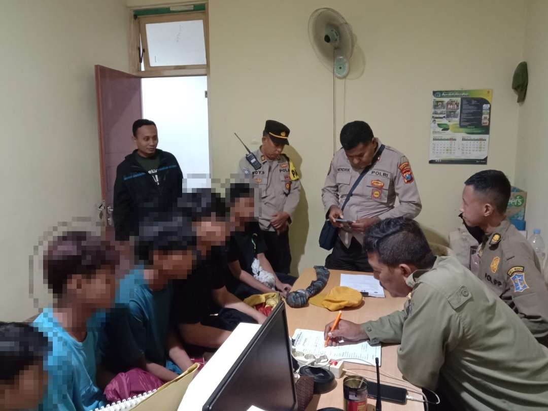 Enam anak yang ditangkap karena akan perang sarung di kantor Satpol PP Kota Surabaya. (Foto: dok Satpol PP)