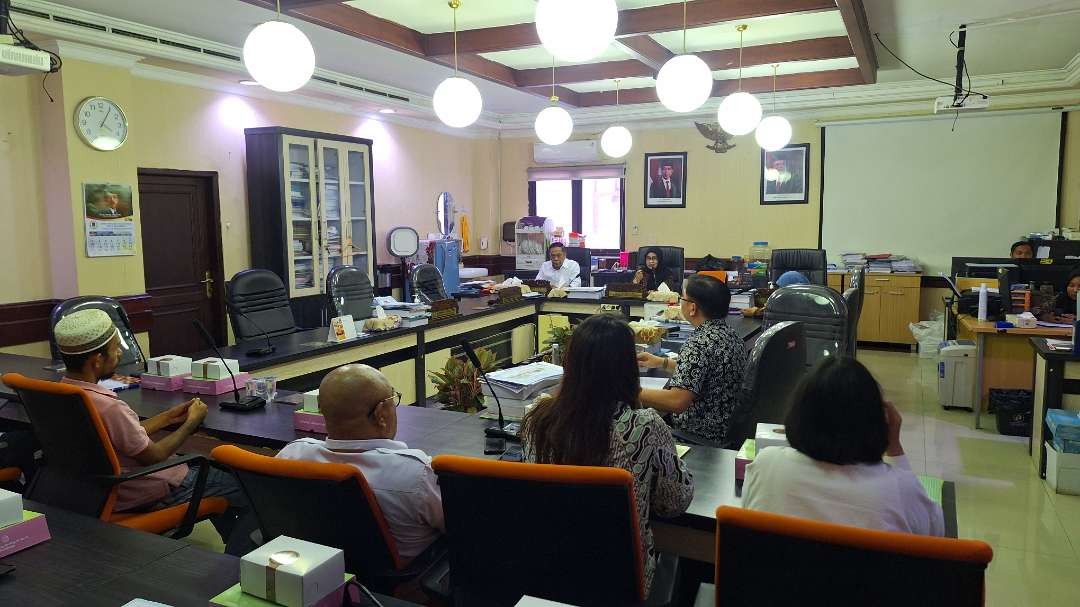 Suasana rapat dengar pendapat Komisi B DPRD Kota Surabaya dengan perwakilan PKL Ampel Jalan Mas Mansyur dan instansi terkait, Rabu 13 Maret 2024. (Foto: Julianus Palermo/Ngopibareng.id)