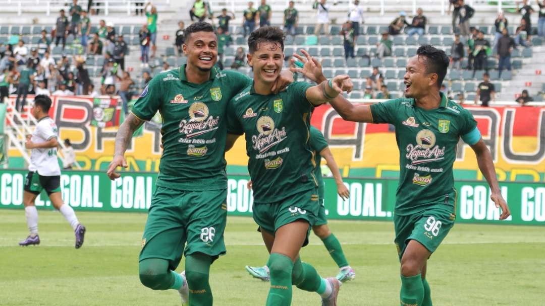 Pemain Persebaya, Bruno Moreira (tengah) diandalkan menjebol gawang Madura United dengan absennya Paulo Henrique. (Foto: Fariz Yarbo/Ngopibareng.id)