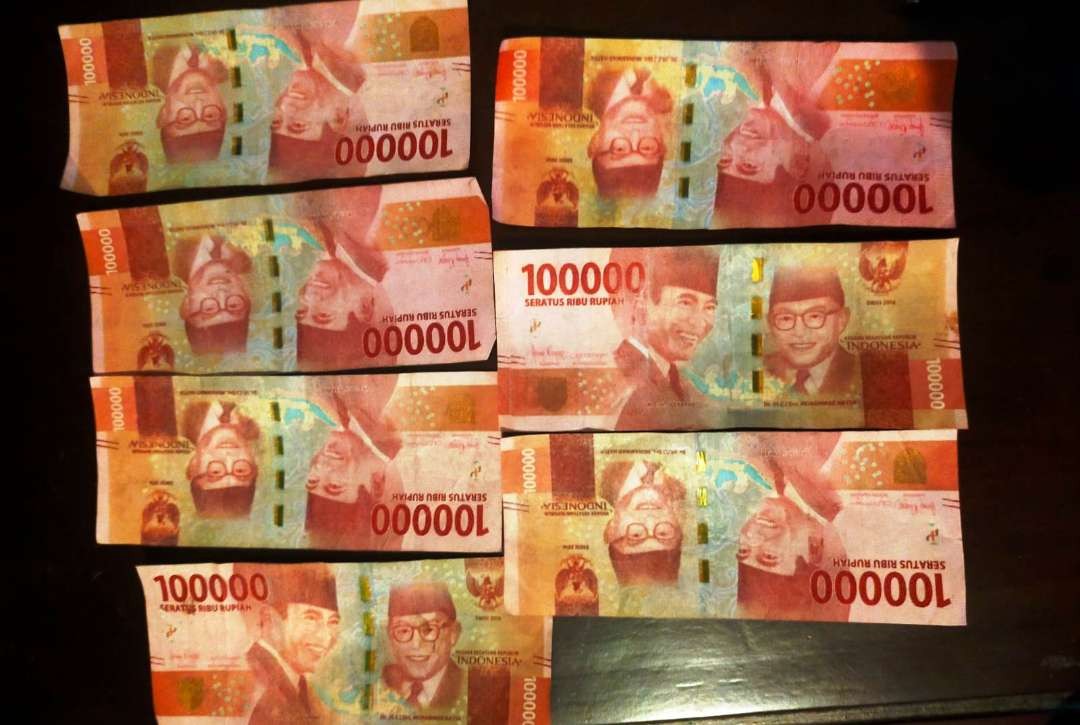 Barang bukti uang kertas pecahan 100 ribu yang diduga palsu (foto: istimewa)