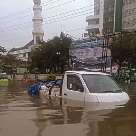Jalur pantura Kecamatan Genuk, membuat lalu lintas macet total banjir di Kota Semarang akibat hujan deras pada Rabu 13- Kamis 14 Maret 2024. (Foto: Istimewa)