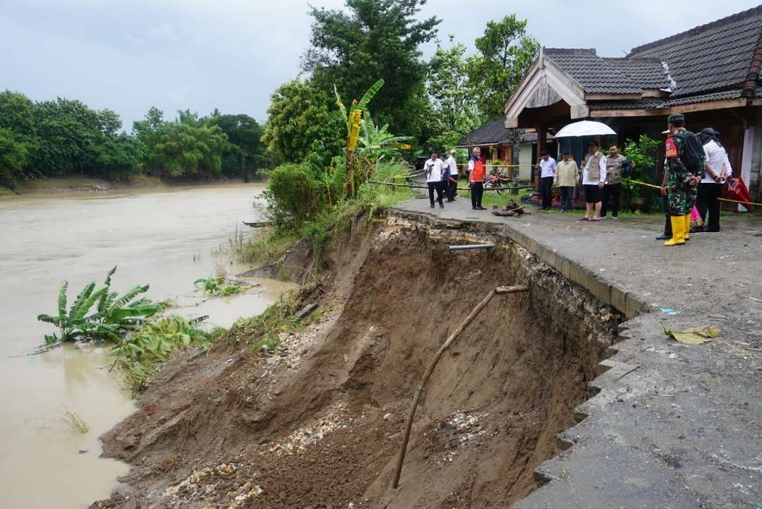 Bupati Blora Arief Rohman meninjau lokasi longsor di Desa Panolan. (Foto: Istimewa)