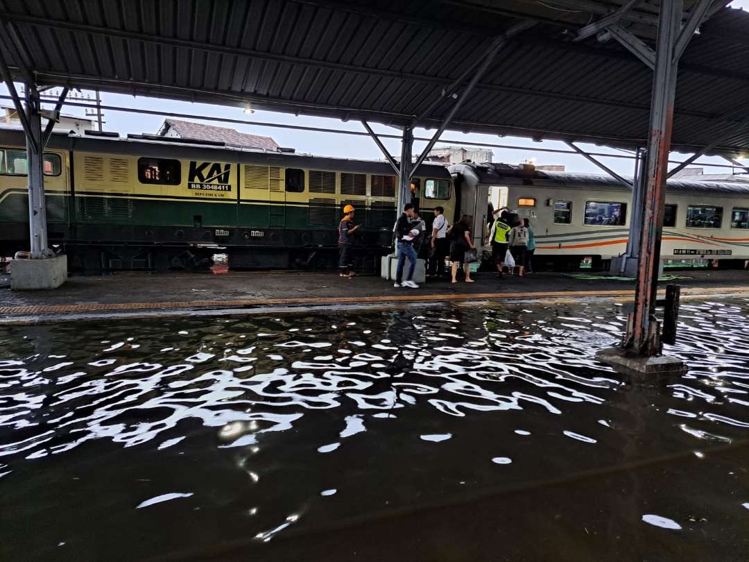 Banjir merendam stasiun di wilayah Daop 4 Semarang. (Foto: Istimewa)
