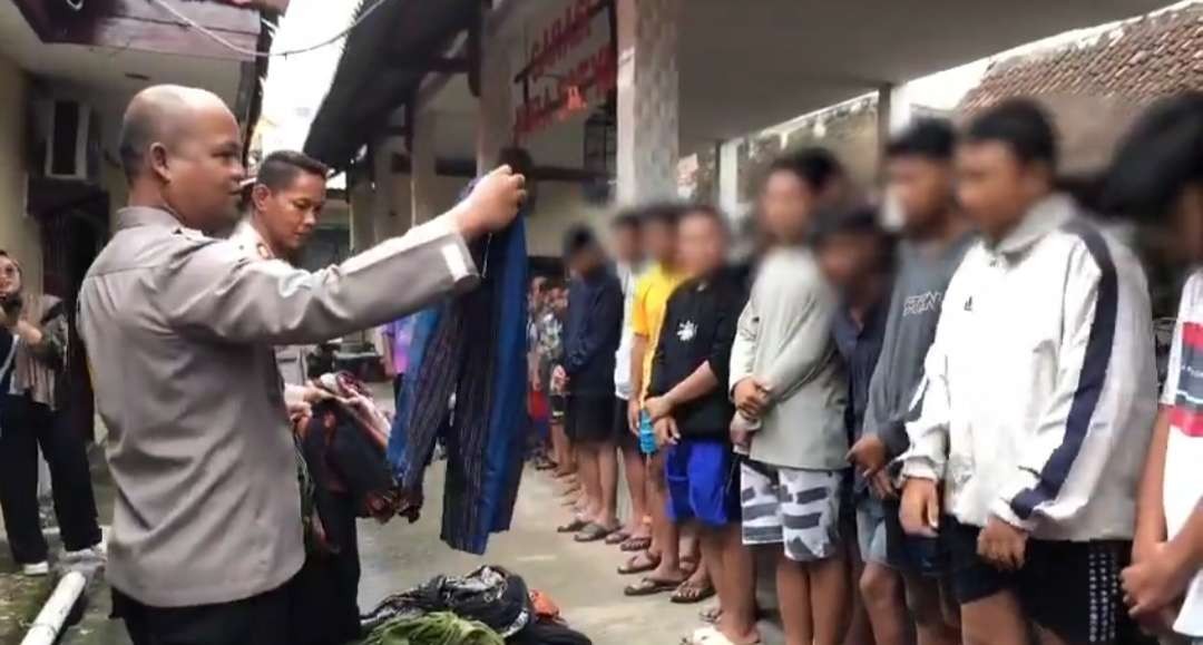 Puluhan remaja diamankan polisi Mojokerto saat akan perang sarung.(Foto Deni Lukmantara/Ngopibareng)