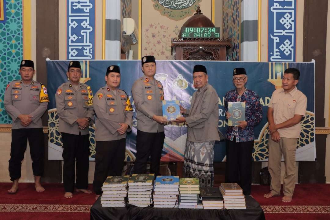 Kapolres Lamongan AKBP Bobby A Chondroputro menyerahkan Al Qur'an menandai program wakaf Al Qur'an di bulan Ramadan ini (Foto: Istimewa)