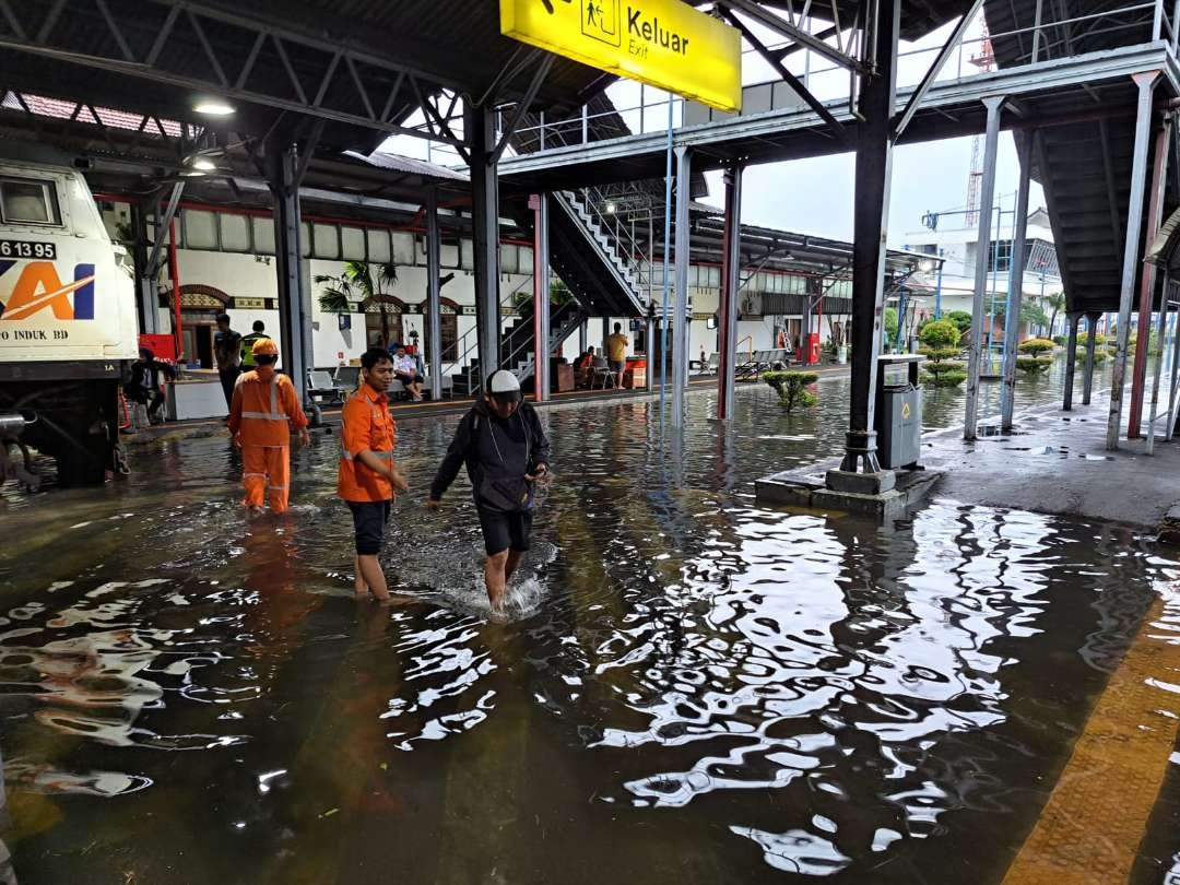 Stasiun Tawang Kota Semarang banjir akibat hujan deras yang terjadi pada Rabu 13 hingga Kamis 14 Maret 2024. (Foto: dok. ptkai)