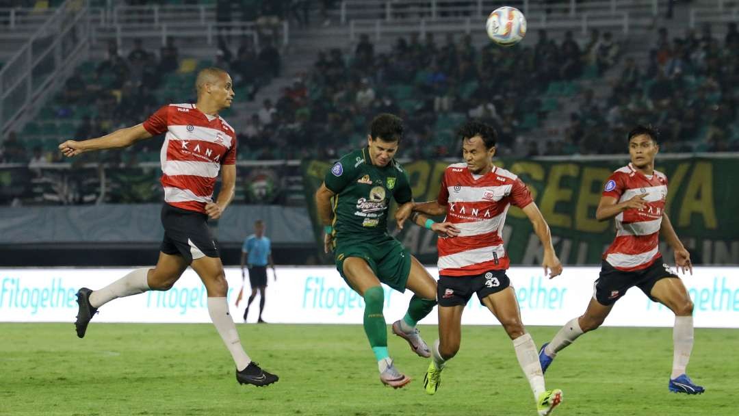 Pemain Persebaya, Bruno Moreira mencoba menerima bola umpan saat melawan Madura United. (Foto: Fariz Yarbo/Ngopibareng.id)