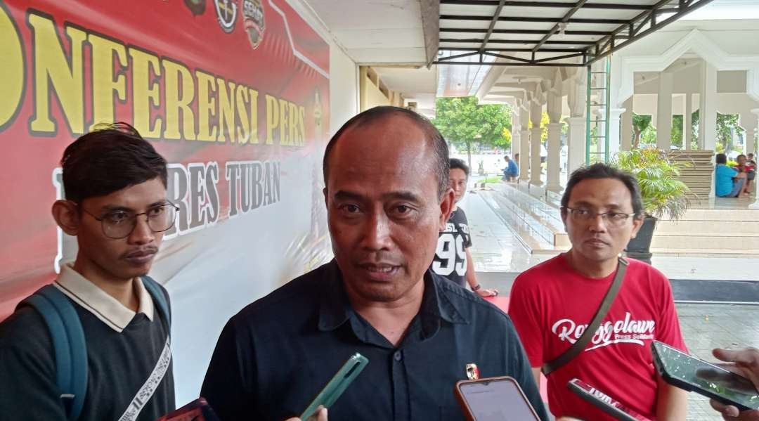 Kasatreskrim Polres Tuban, AKP Rianto saat dimintai keterangan terkait dugaan penggelapan dana koperasi di Kerek, Tuban, Jawa Timur. (Foto: Khoirul Huda/Ngopibareng.id)