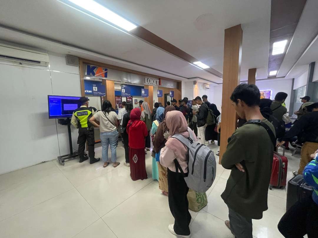 Suasana masyarakat yang mengembalikan tiket KA imbas perjalanan yang batal karena banjir di Semarang, Jawa Tengah. (Foto: Humas KAI Daop 8 Surabaya)