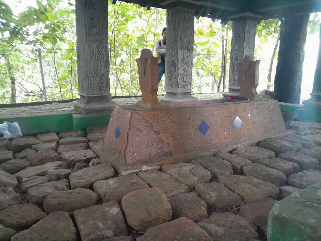 Batu bata tertata di sekitar makan itu merupakan bagian dari bukti peninggalan masa Mbah Jumadil Kubro. (Foto: Ahmad Sampurno/Ngopibareng.id)