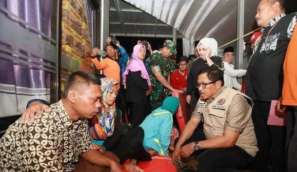 Penjabat (Pj) Gubernur Jawa Tengah, Nana Sudjana menemui korban banjir di posko. (Foto: Istimewa)