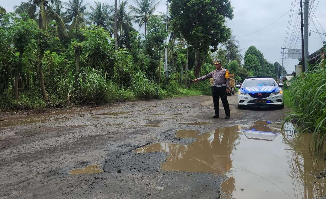 Kasat Lantas Polresta Banyuwangi Kompol Amar Hadi Susilo mengecek kondisi jalur alternatif Ketapang. (Foto: istimewa)