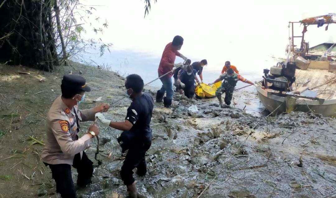 Polsek Rengel bersama Koramil dan BPBD Tuban melakukan evakuasi mayat yang ditemukan di sungai Bengawan Solo (Foto: Khoirul Huda/Ngopibareng.id)