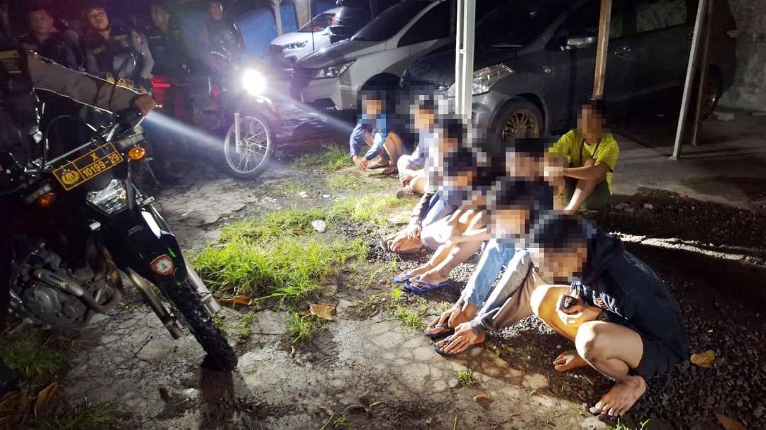 Sembilan anak yang kedapatan balap liar sepeda angin di Mayjend Sungkono, Surabaya diciduk Satpoll PP. (Foto: Dok Satpol PP)