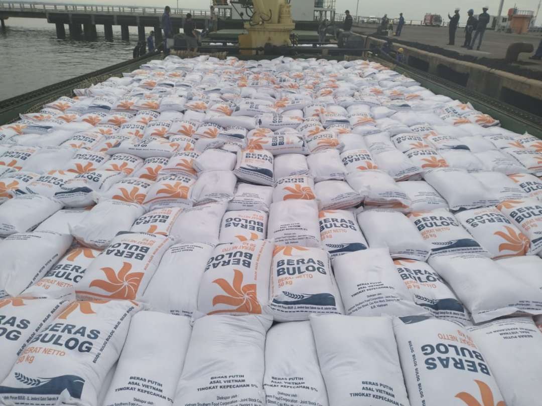 Beras impor 8.200 ton dibongkar di Pelabuhan DABN, Kota Probolinggo. (Foto: Dok Bulog Probolinggo)