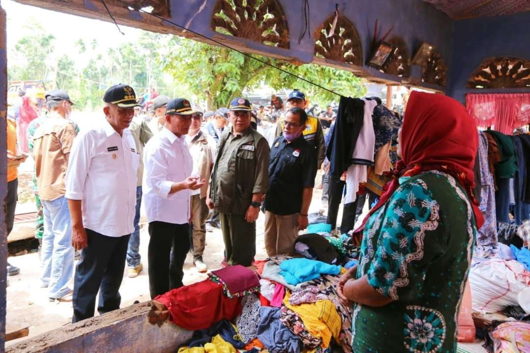 Menko PMK Muhadjir Effendy blusukan di Bumi Minangkabau, Provinsi Sumatera Barat untuk mencek penanganan bencana banjir bandang dan longsor. (Foto: Kemenko PMK)
