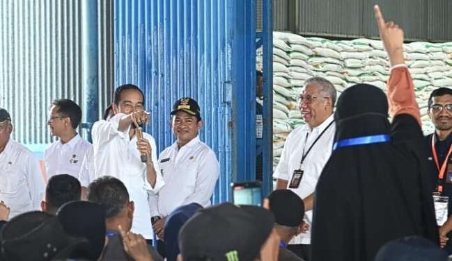 Presiden Joko Widodo berdialog dengan masyarakat saat menyerahkan bantuan pangan cadangan beras pemerintah kepada keluarga penerima manfaat (KPM) di Kompleks Pergudangan Bulog Bakaran Batu, Kabupaten Labuhanbatu, Provinsi Sumatra Utara. (Foto: Setpres)