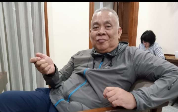 Direktur Lembaga Kajian Hang Lekir J Osdar, kembangkan dongang untuk menyampaikan pesan moral ( foto: Asmanu Sudarso/Ngopibareng.id)