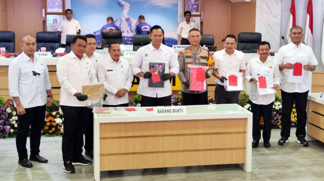 Menteri ATR/BPN, Agus Harimurti Yudhoyono saat menunjukkan barang bukti hasil pengungkapan kasus mafia tanah di Mapolda Jatim, Surabaya, Sabtu 16 Maret 2024. (Foto: Fariz Yarbo/Ngopibareng.id)