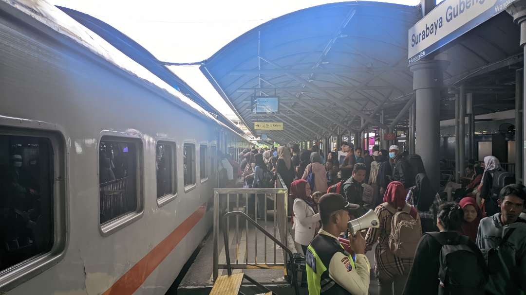 Suasana Stasiun Surabaya Gubeng yang dipenuhi pelanggan pada masa liburan. (Foto: Humas KAI Daop 8 Surabaya)